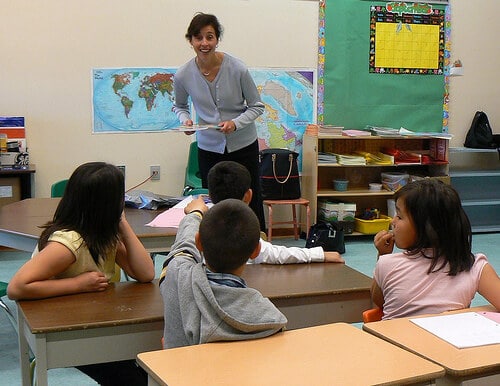 student teacher uses classroom management tips with elementary school students 