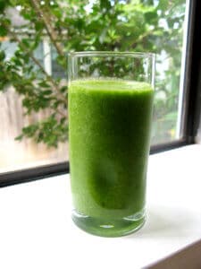 green smoothie with spinach for a brain food for studying